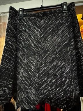 Banana Republic Black and White Knit skirt